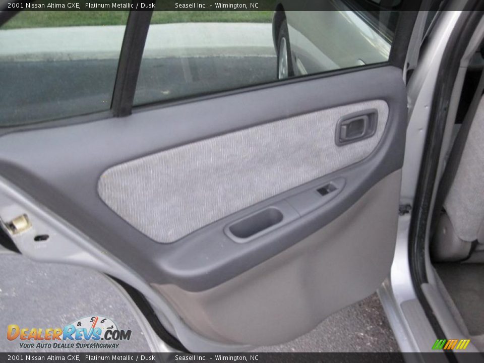 2001 Nissan Altima GXE Platinum Metallic / Dusk Photo #15