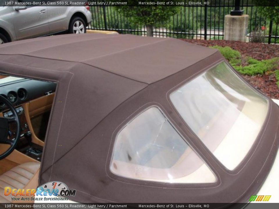 1987 Mercedes-Benz SL Class 560 SL Roadster Light Ivory / Parchment Photo #25