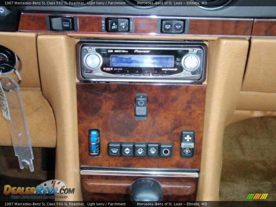 1987 Mercedes-Benz SL Class 560 SL Roadster Light Ivory / Parchment Photo #27