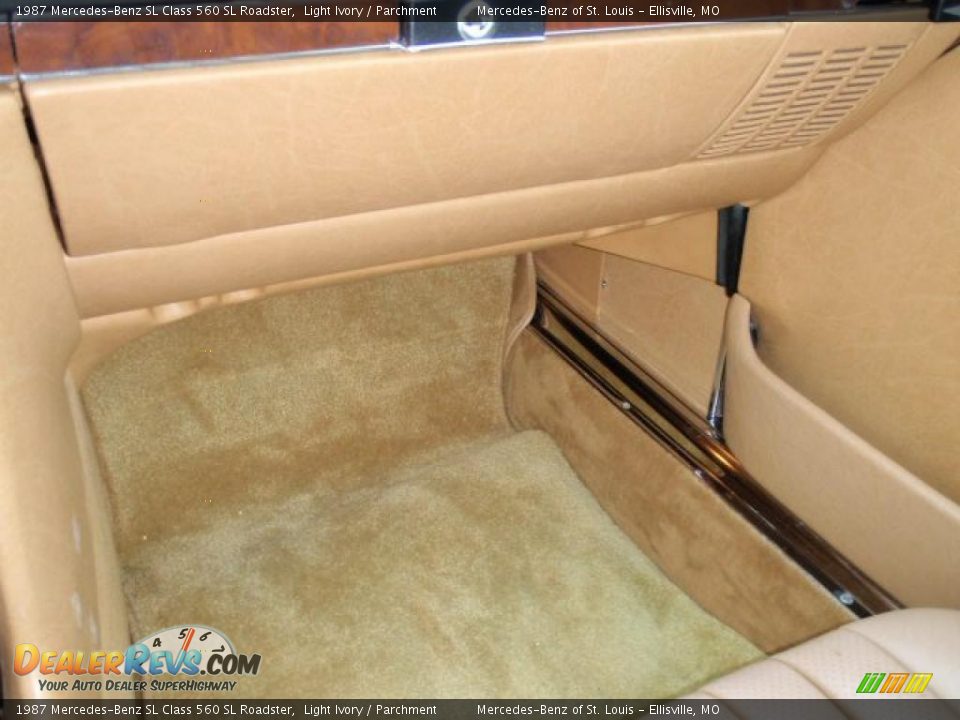 1987 Mercedes-Benz SL Class 560 SL Roadster Light Ivory / Parchment Photo #29