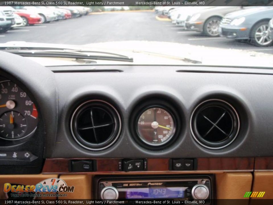 1987 Mercedes-Benz SL Class 560 SL Roadster Light Ivory / Parchment Photo #30