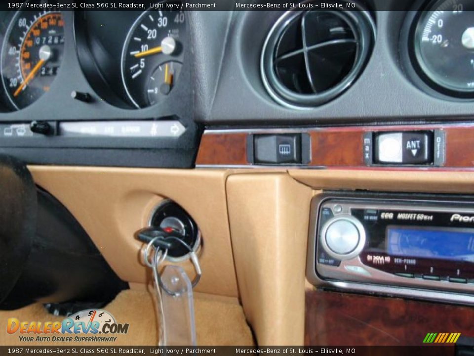 1987 Mercedes-Benz SL Class 560 SL Roadster Light Ivory / Parchment Photo #31