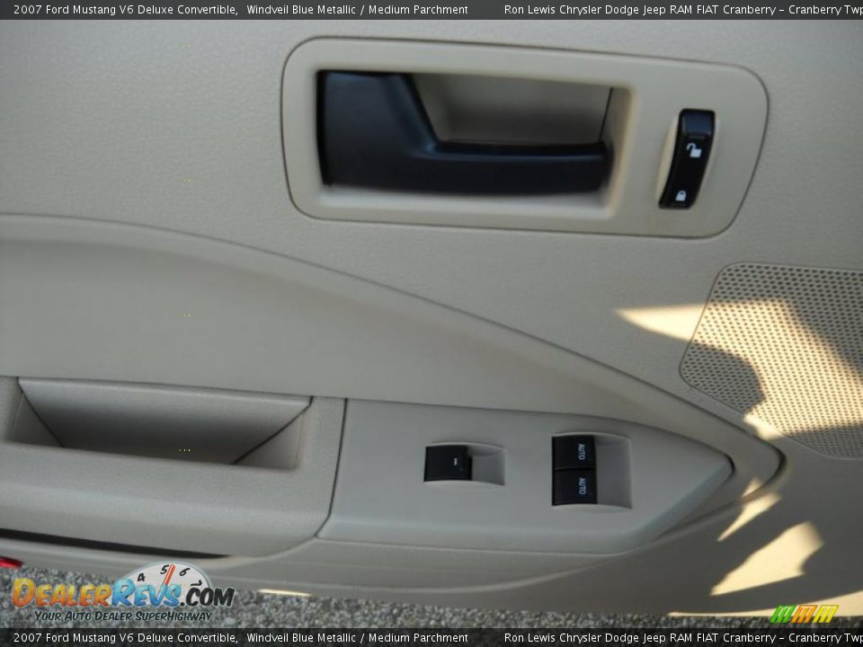 2007 Ford Mustang V6 Deluxe Convertible Windveil Blue Metallic / Medium Parchment Photo #21