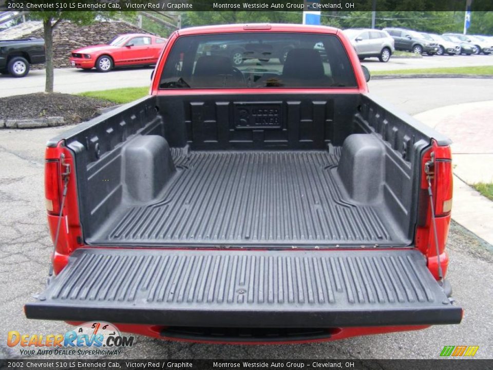 2002 Chevrolet S10 LS Extended Cab Victory Red / Graphite Photo #24