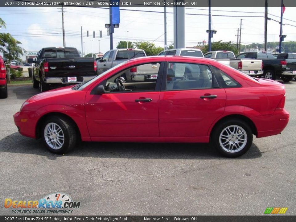 2007 Ford Focus ZX4 SE Sedan Infra-Red / Dark Pebble/Light Pebble Photo #2