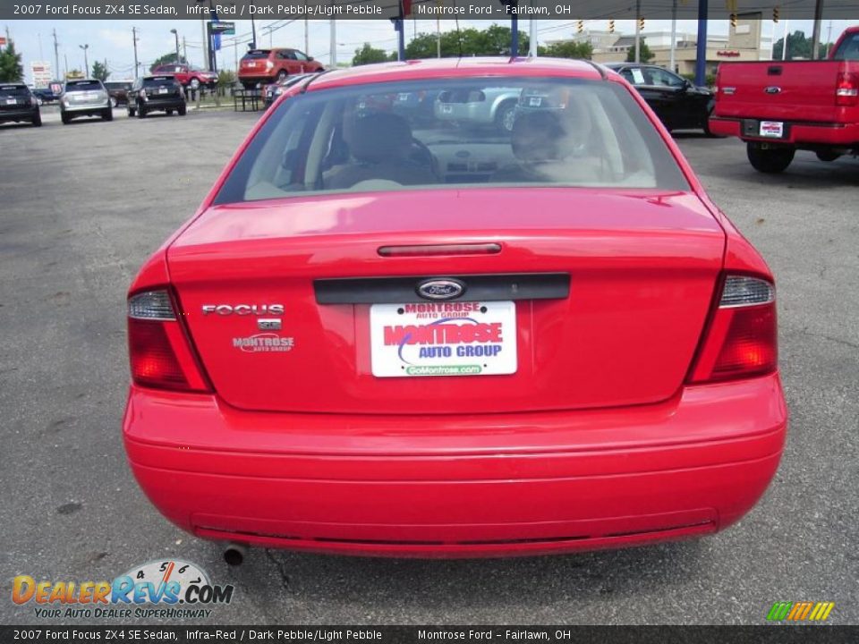 2007 Ford Focus ZX4 SE Sedan Infra-Red / Dark Pebble/Light Pebble Photo #4