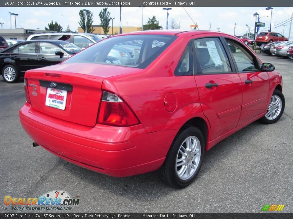 2007 Ford Focus ZX4 SE Sedan Infra-Red / Dark Pebble/Light Pebble Photo #5