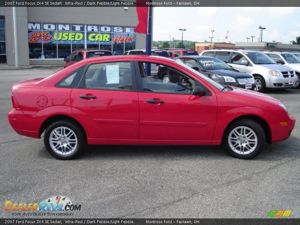 2007 Ford Focus ZX4 SE Sedan Infra-Red / Dark Pebble/Light Pebble Photo #6