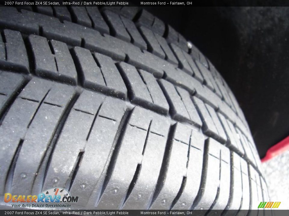 2007 Ford Focus ZX4 SE Sedan Infra-Red / Dark Pebble/Light Pebble Photo #10