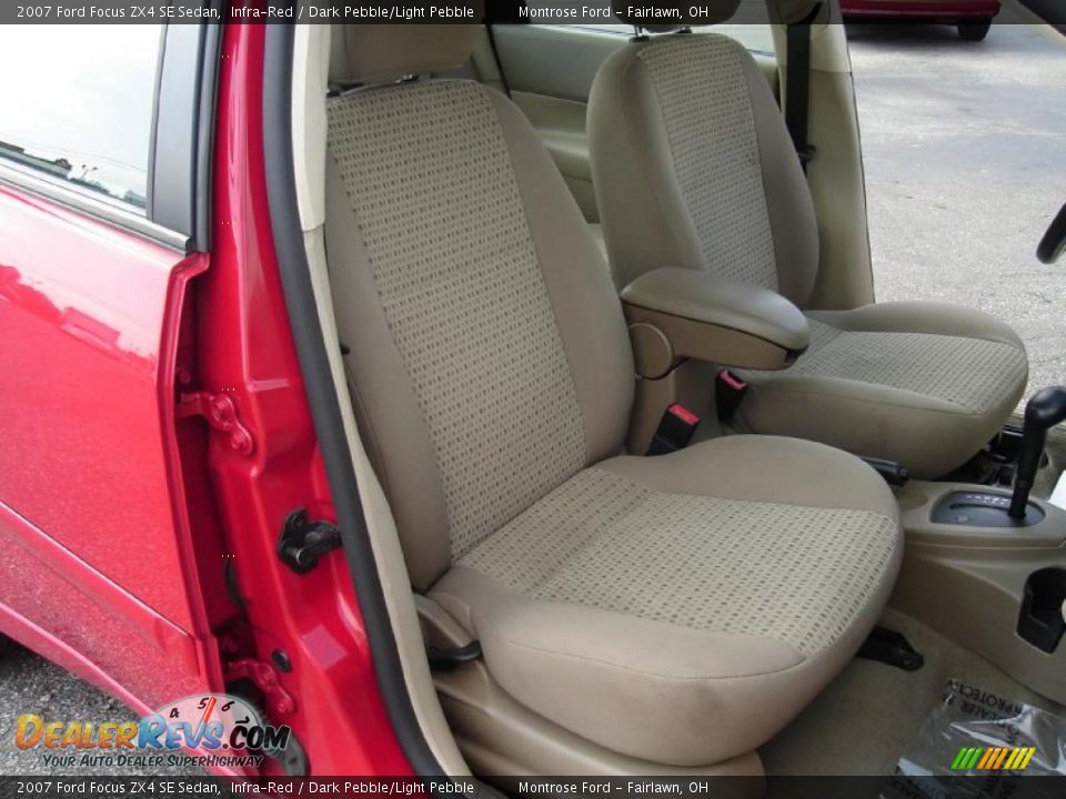 2007 Ford Focus ZX4 SE Sedan Infra-Red / Dark Pebble/Light Pebble Photo #13