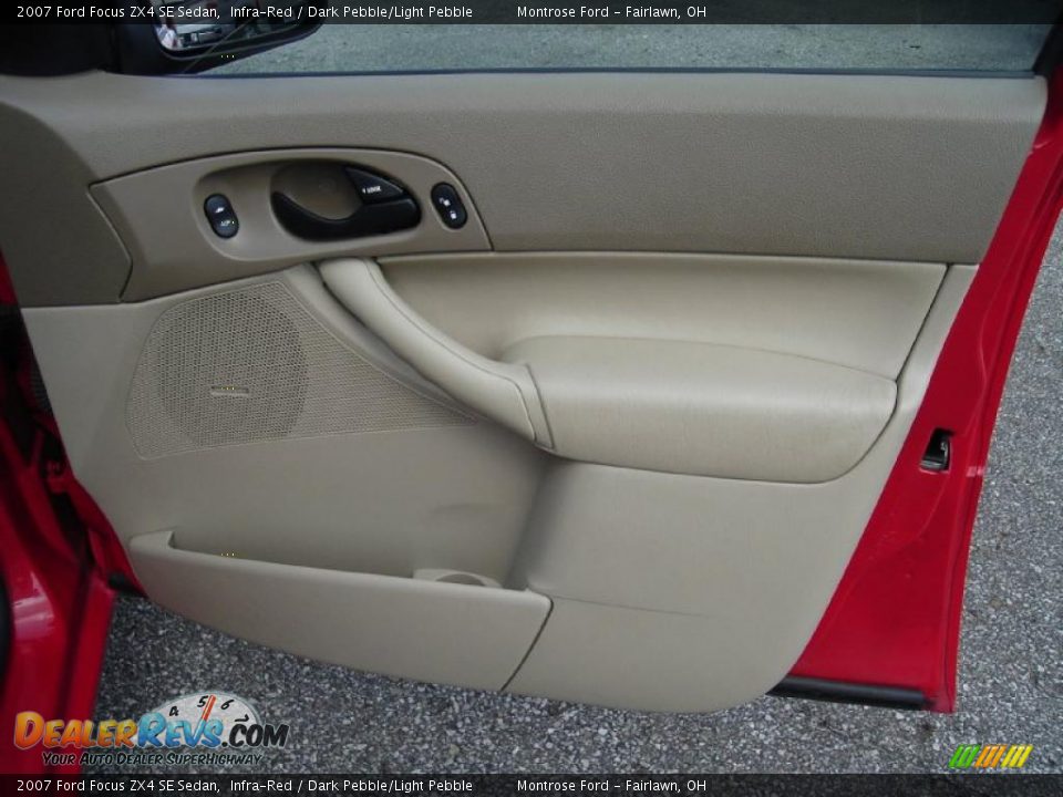 2007 Ford Focus ZX4 SE Sedan Infra-Red / Dark Pebble/Light Pebble Photo #15