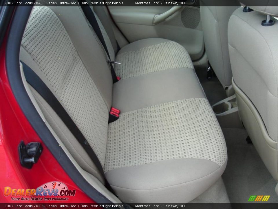 2007 Ford Focus ZX4 SE Sedan Infra-Red / Dark Pebble/Light Pebble Photo #16