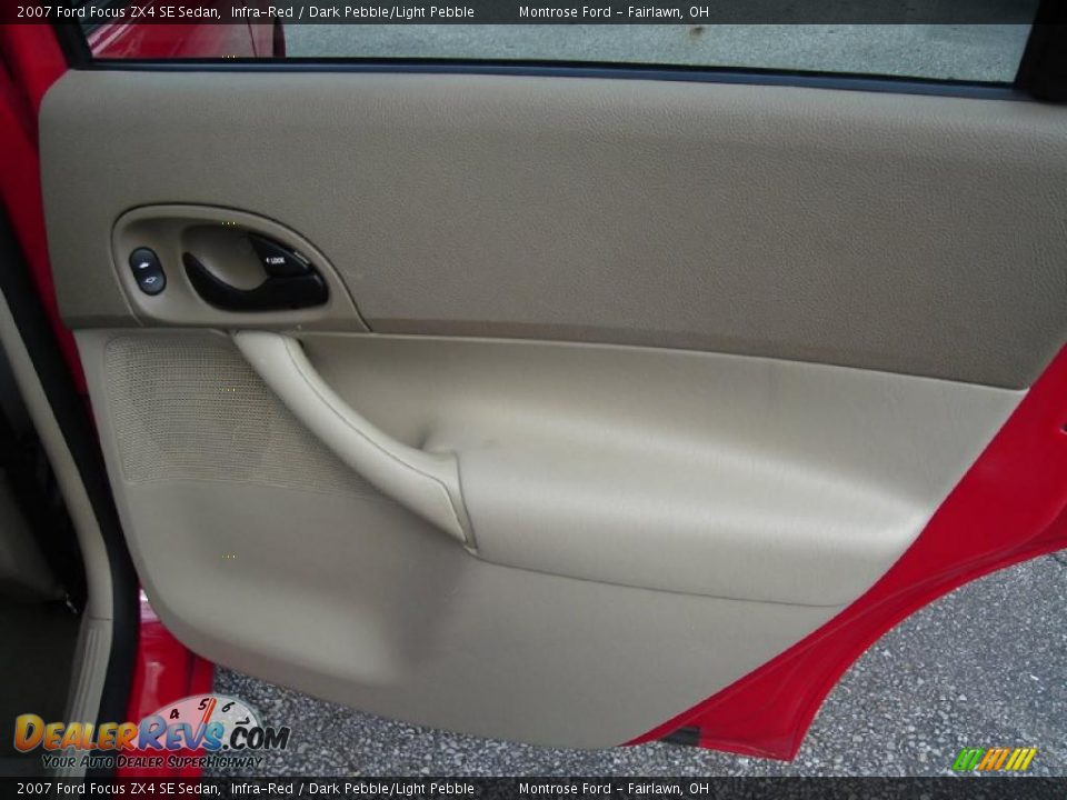 2007 Ford Focus ZX4 SE Sedan Infra-Red / Dark Pebble/Light Pebble Photo #17