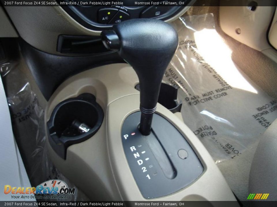 2007 Ford Focus ZX4 SE Sedan Infra-Red / Dark Pebble/Light Pebble Photo #28