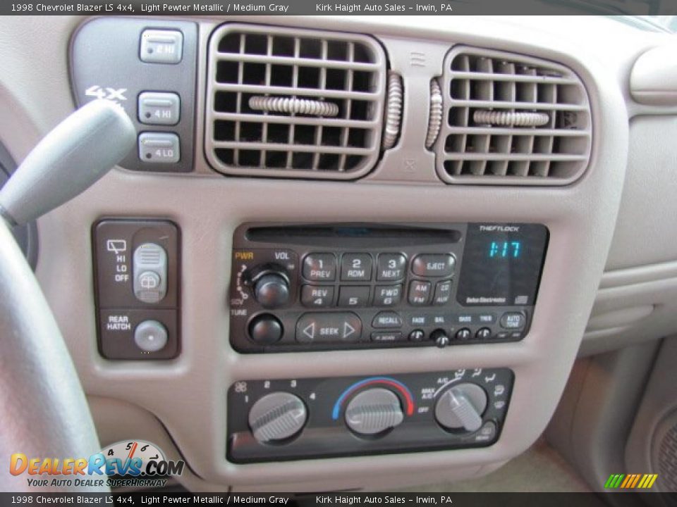 1998 Chevrolet Blazer LS 4x4 Light Pewter Metallic / Medium Gray Photo #14
