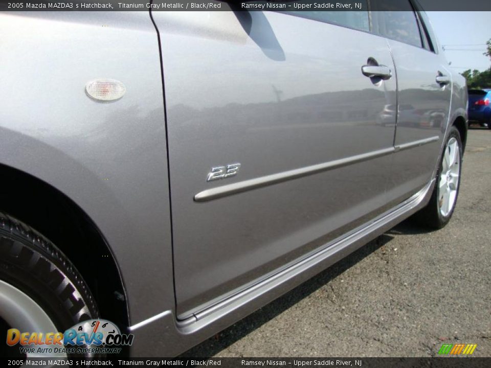 2005 Mazda MAZDA3 s Hatchback Titanium Gray Metallic / Black/Red Photo #11
