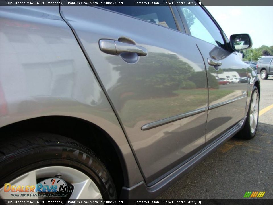 2005 Mazda MAZDA3 s Hatchback Titanium Gray Metallic / Black/Red Photo #16