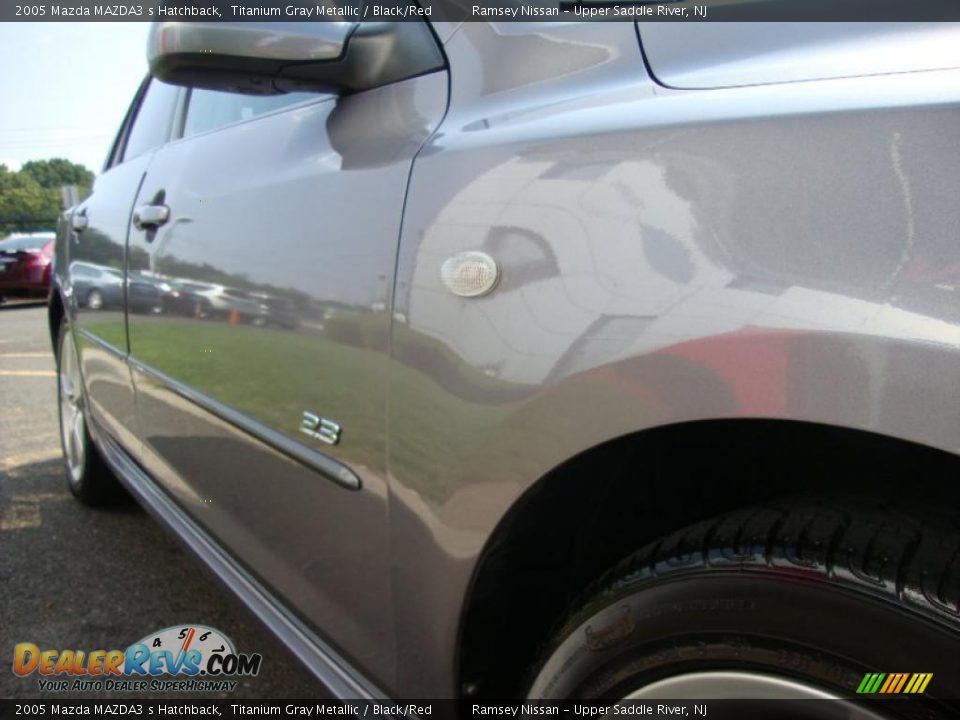2005 Mazda MAZDA3 s Hatchback Titanium Gray Metallic / Black/Red Photo #17