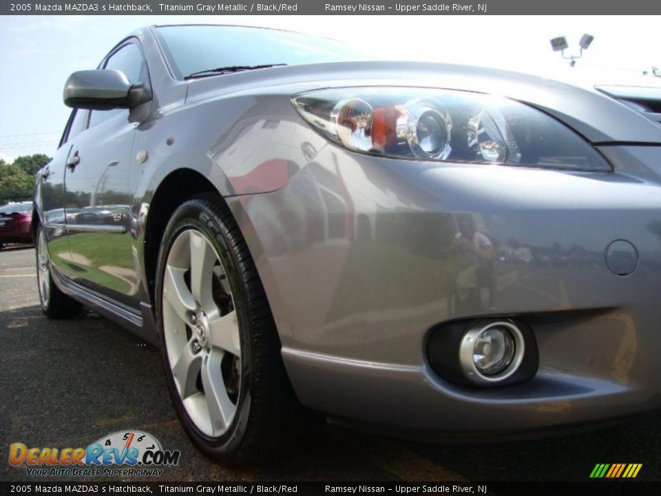 2005 Mazda MAZDA3 s Hatchback Titanium Gray Metallic / Black/Red Photo #18