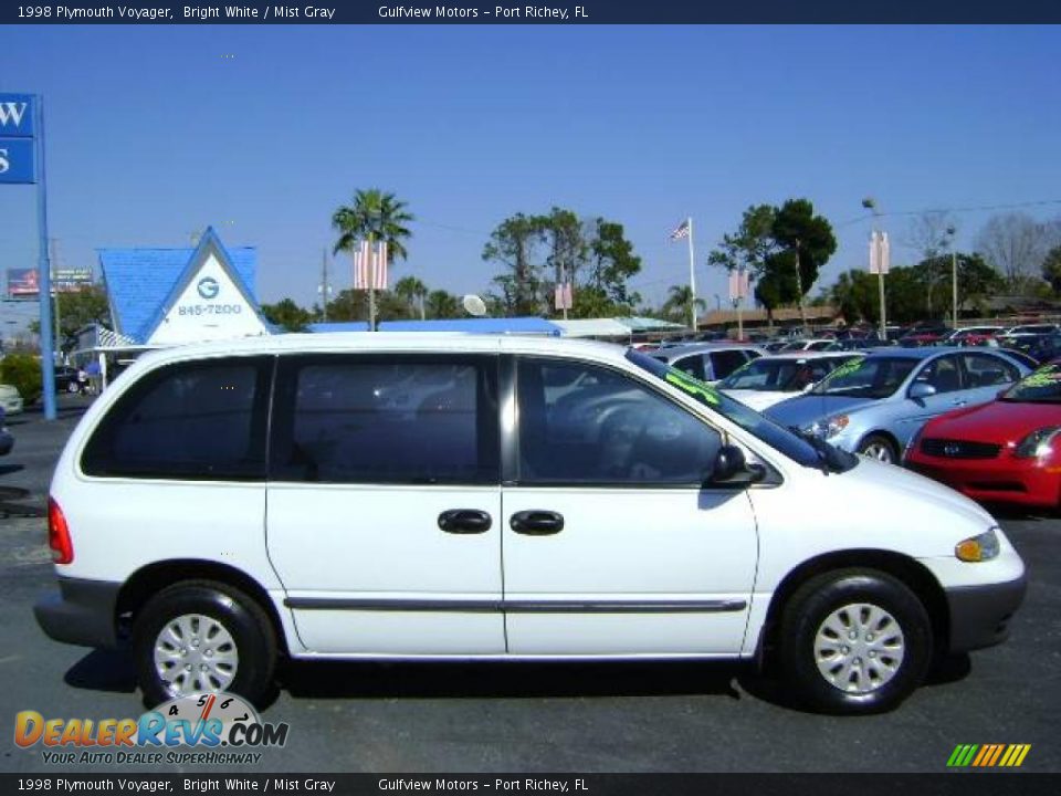 1998 Plymouth Voyager Bright White / Mist Gray Photo #8