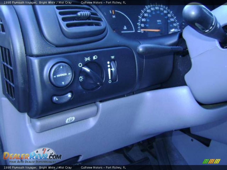 1998 Plymouth Voyager Bright White / Mist Gray Photo #24