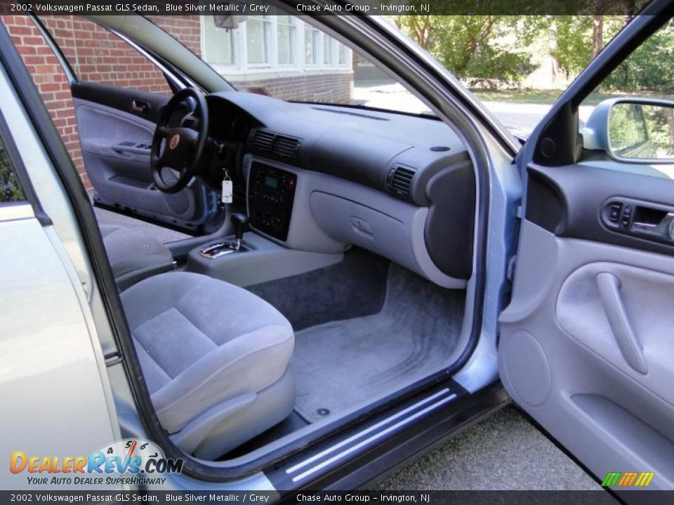 2002 Volkswagen Passat GLS Sedan Blue Silver Metallic / Grey Photo #11
