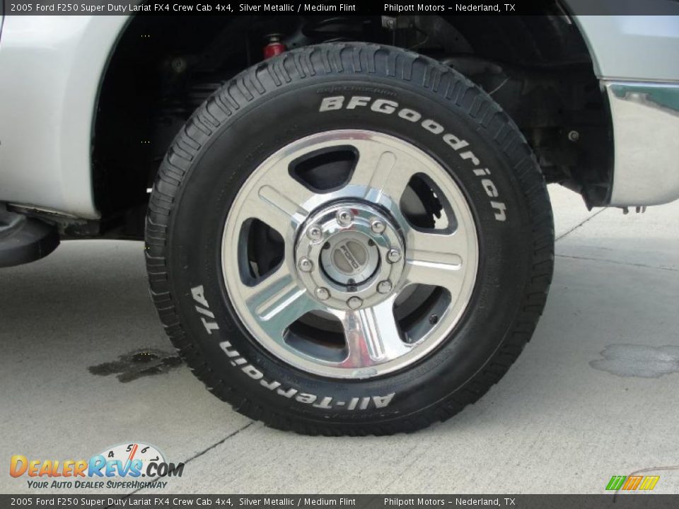 2005 Ford F250 Super Duty Lariat FX4 Crew Cab 4x4 Silver Metallic / Medium Flint Photo #17