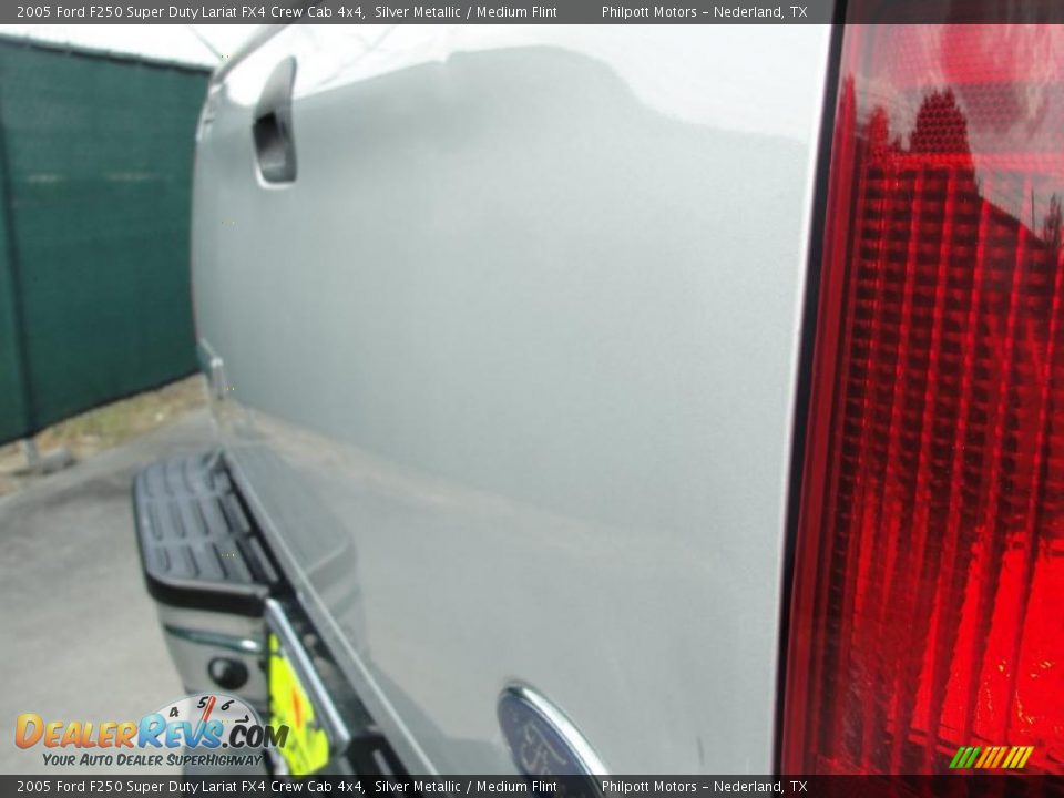 2005 Ford F250 Super Duty Lariat FX4 Crew Cab 4x4 Silver Metallic / Medium Flint Photo #25
