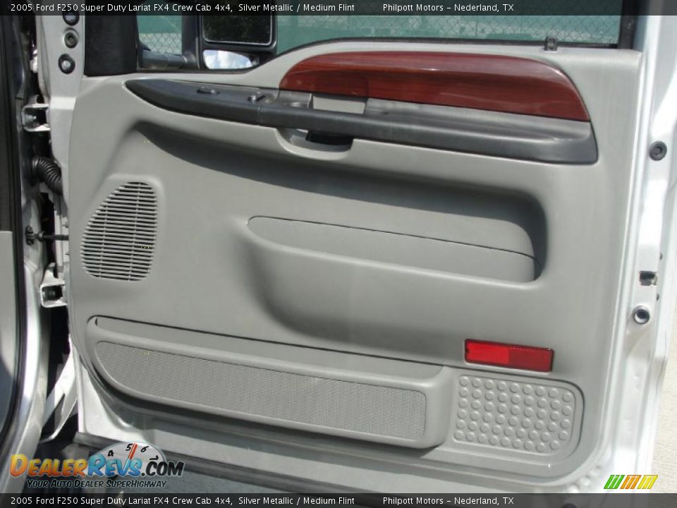 2005 Ford F250 Super Duty Lariat FX4 Crew Cab 4x4 Silver Metallic / Medium Flint Photo #28