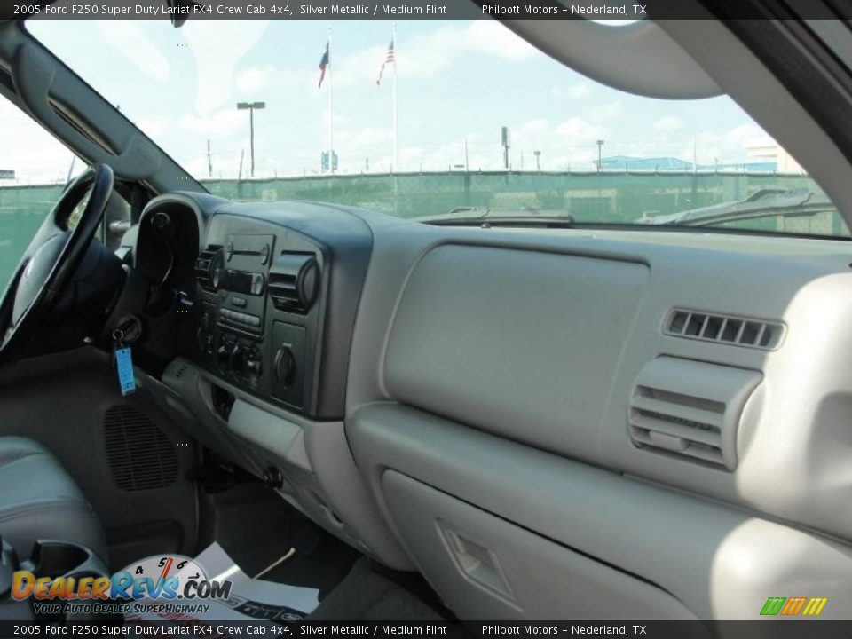 2005 Ford F250 Super Duty Lariat FX4 Crew Cab 4x4 Silver Metallic / Medium Flint Photo #29