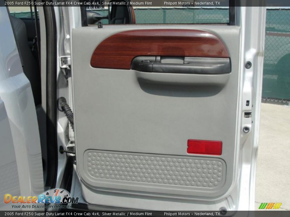 2005 Ford F250 Super Duty Lariat FX4 Crew Cab 4x4 Silver Metallic / Medium Flint Photo #31
