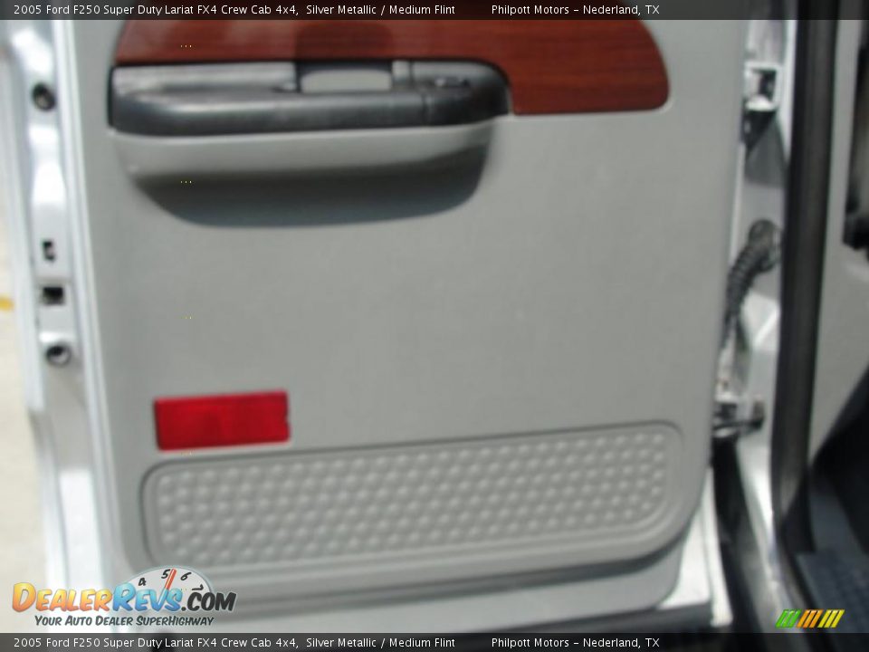 2005 Ford F250 Super Duty Lariat FX4 Crew Cab 4x4 Silver Metallic / Medium Flint Photo #34