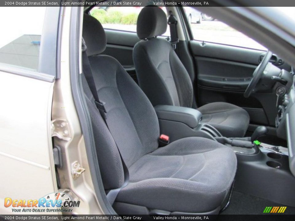 2004 Dodge Stratus SE Sedan Light Almond Pearl Metallic / Dark Slate Gray Photo #7