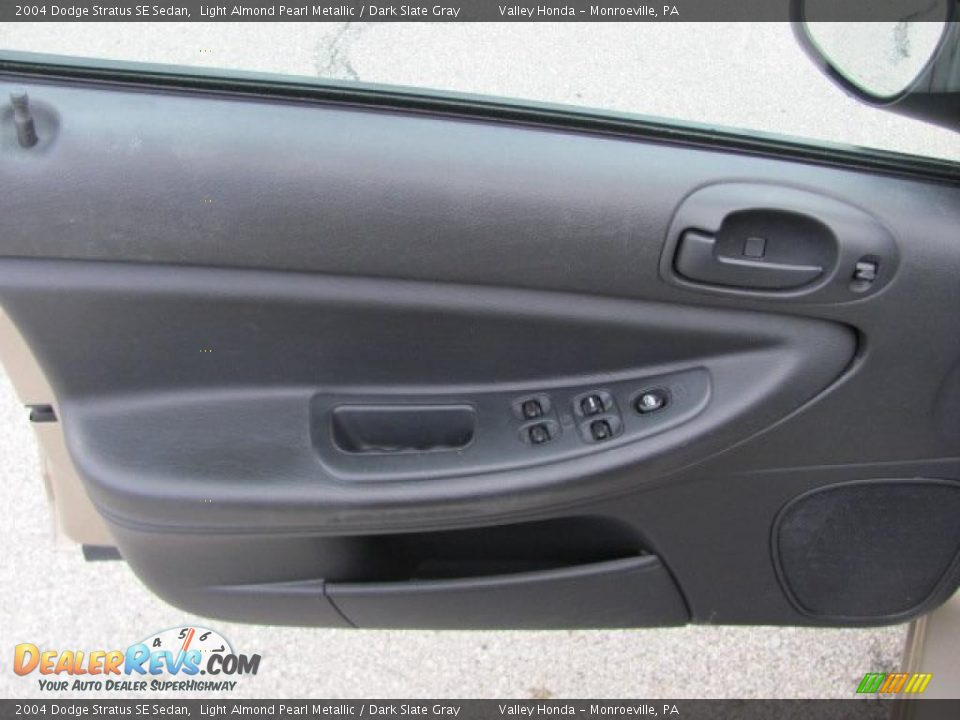 2004 Dodge Stratus SE Sedan Light Almond Pearl Metallic / Dark Slate Gray Photo #9