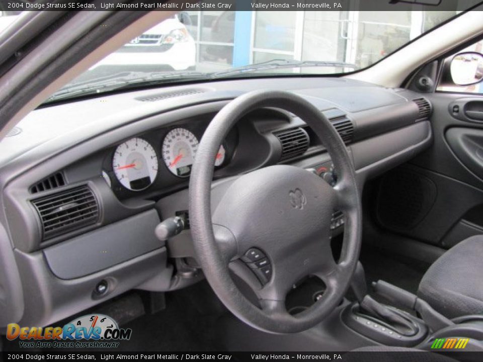 2004 Dodge Stratus SE Sedan Light Almond Pearl Metallic / Dark Slate Gray Photo #10
