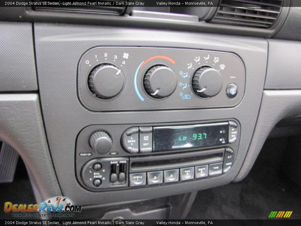 2004 Dodge Stratus SE Sedan Light Almond Pearl Metallic / Dark Slate Gray Photo #12