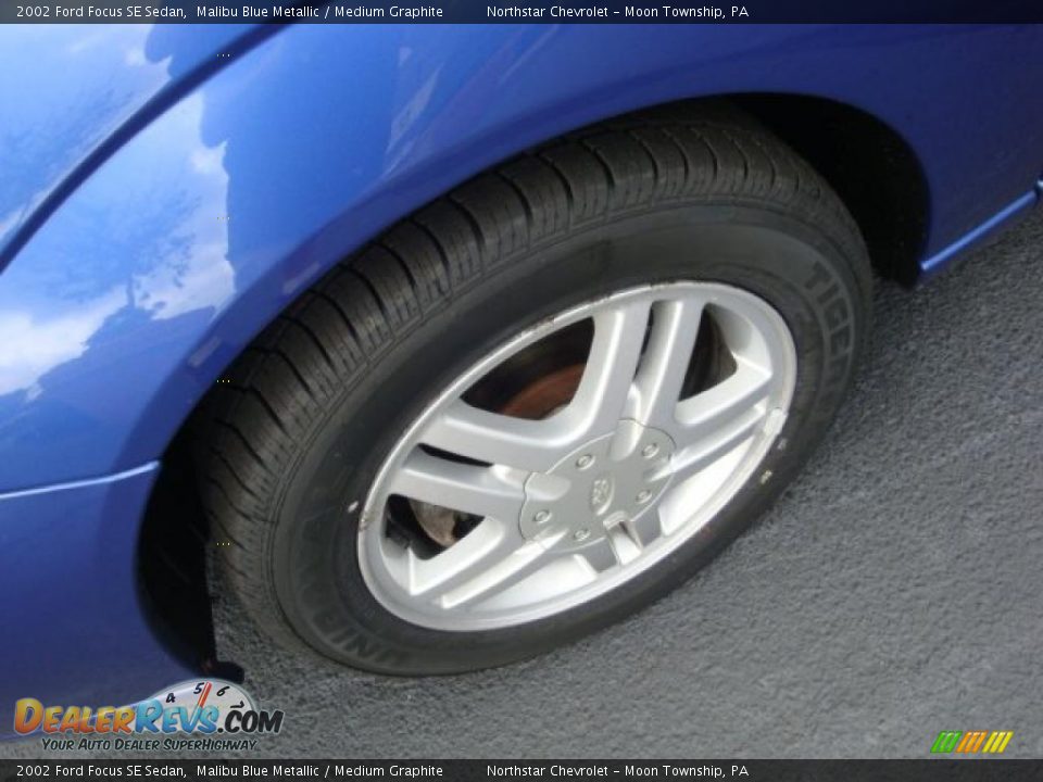 2002 Ford Focus SE Sedan Malibu Blue Metallic / Medium Graphite Photo #9