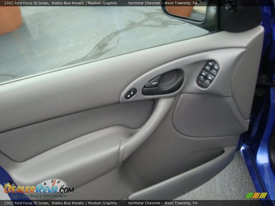 2002 Ford Focus SE Sedan Malibu Blue Metallic / Medium Graphite Photo #14