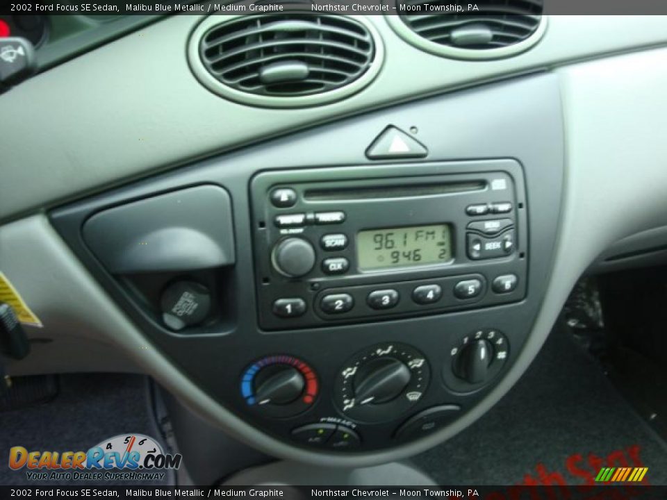 2002 Ford Focus SE Sedan Malibu Blue Metallic / Medium Graphite Photo #18