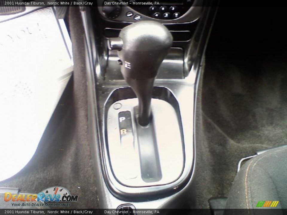 2001 Hyundai Tiburon Nordic White / Black/Gray Photo #8