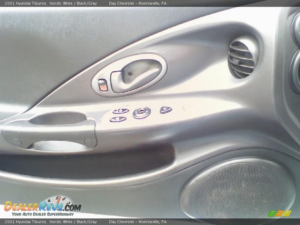 2001 Hyundai Tiburon Nordic White / Black/Gray Photo #11