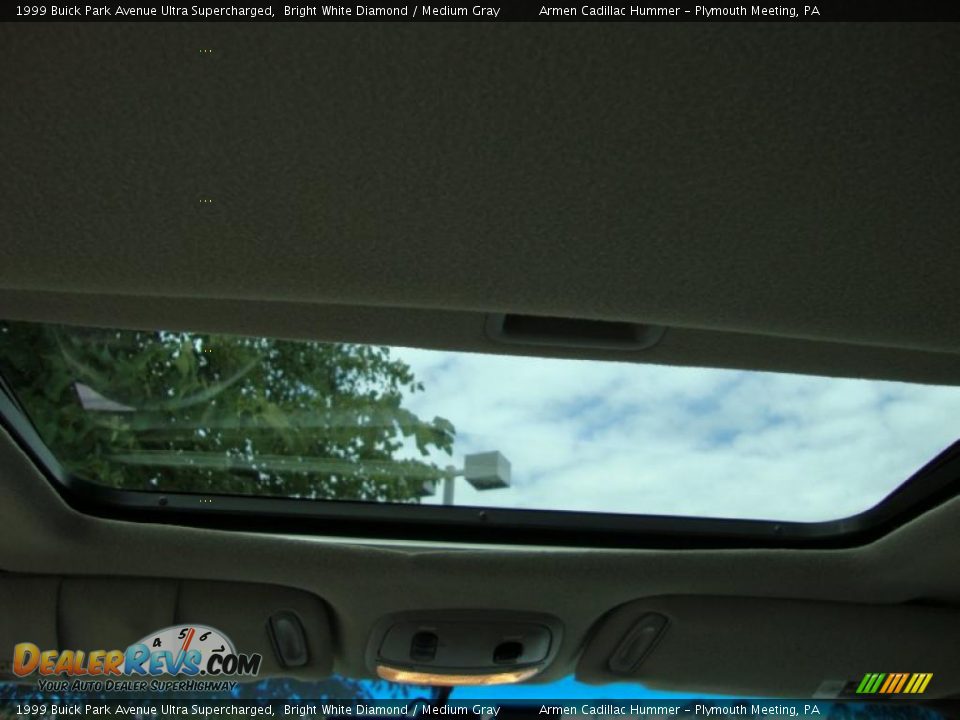 1999 Buick Park Avenue Ultra Supercharged Bright White Diamond / Medium Gray Photo #24