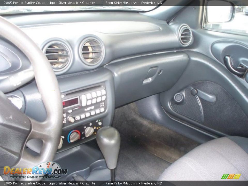 2005 Pontiac Sunfire Coupe Liquid Silver Metallic / Graphite Photo #13
