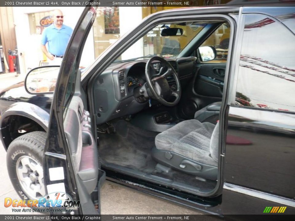 2001 Chevrolet Blazer LS 4x4 Onyx Black / Graphite Photo #7