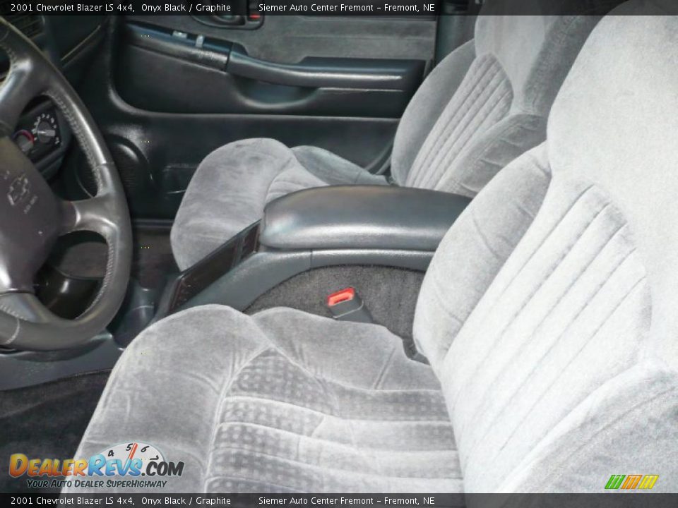 2001 Chevrolet Blazer LS 4x4 Onyx Black / Graphite Photo #10