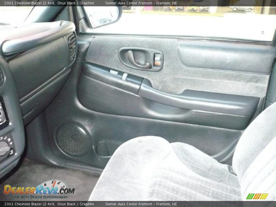2001 Chevrolet Blazer LS 4x4 Onyx Black / Graphite Photo #11
