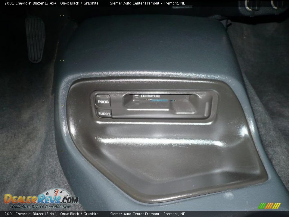 2001 Chevrolet Blazer LS 4x4 Onyx Black / Graphite Photo #16