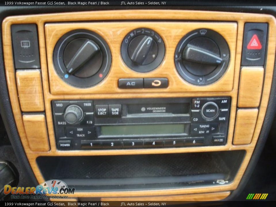 1999 Volkswagen Passat GLS Sedan Black Magic Pearl / Black Photo #13