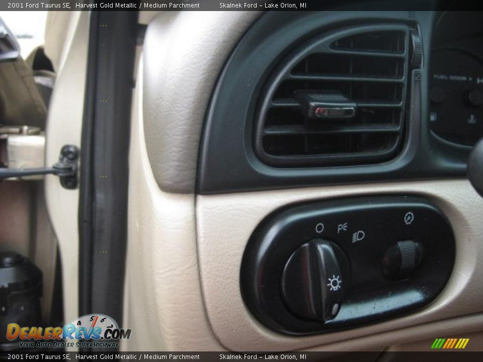 2001 Ford Taurus SE Harvest Gold Metallic / Medium Parchment Photo #20