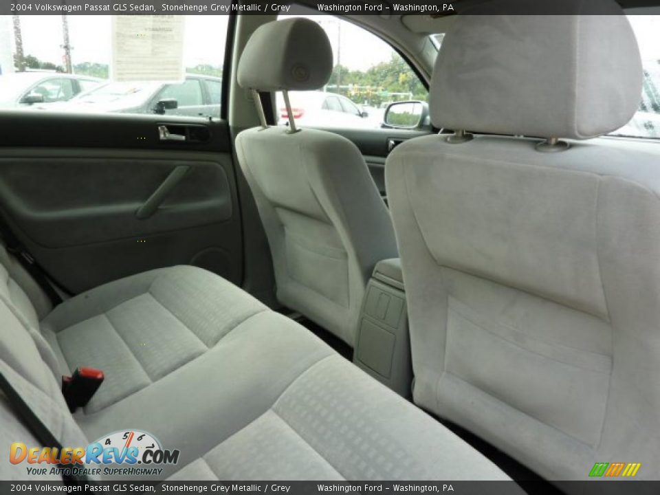 2004 Volkswagen Passat GLS Sedan Stonehenge Grey Metallic / Grey Photo #16